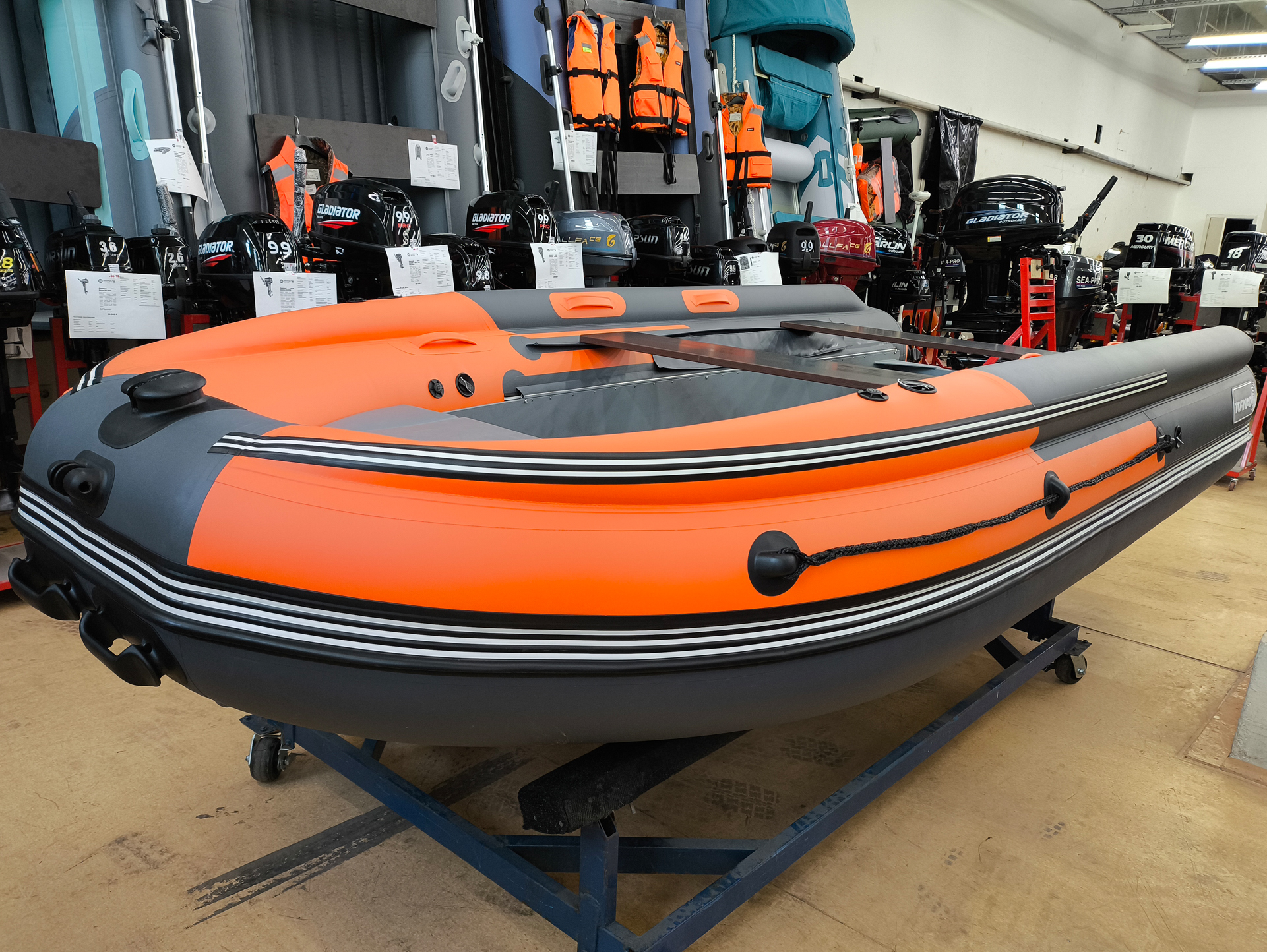 �������������� �������� ����� � RIB ���� � ��������������� ����������� Angler Tornado 400S Fi - ���, �������� ����� ������ 400 �� ��� ����� �� 30 �.�. ������ ������ ����� RIB � ��� � �������� ��� � ��������� ��������.
