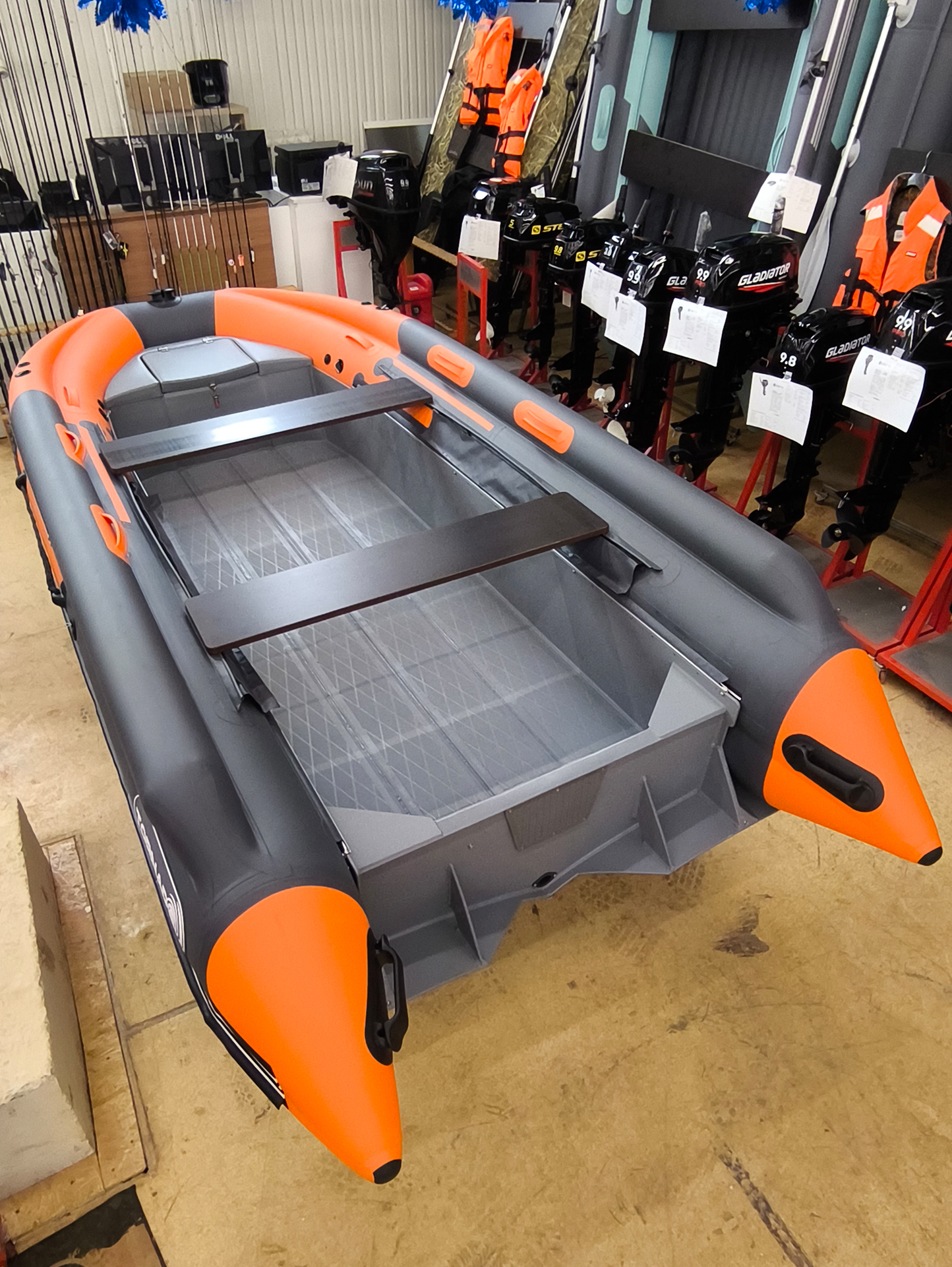 ������������� ����� RIB Angler Tornado 400S Fi ���������� �� ��������� ���������� ������ ��������� �� 30 �.�., ��� ��������� ��������� ������� �������� � �������� �������� � ���������.