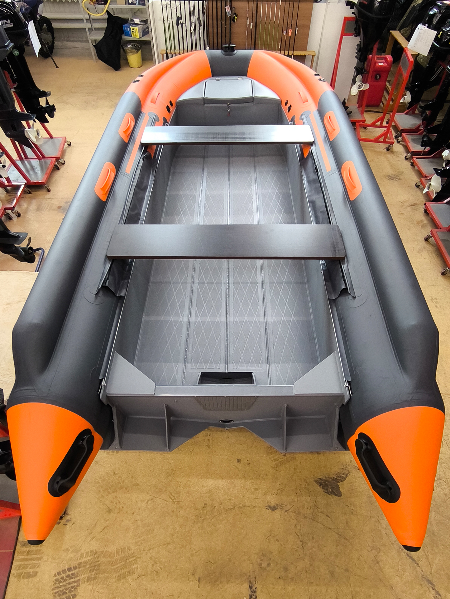 ������ � ��������������� ����� RIB Angler Tornado 400S Fi ����� ����� 140 �� ��������� ���������� �� �� ������� � ������ �������� � ������ �� ����.