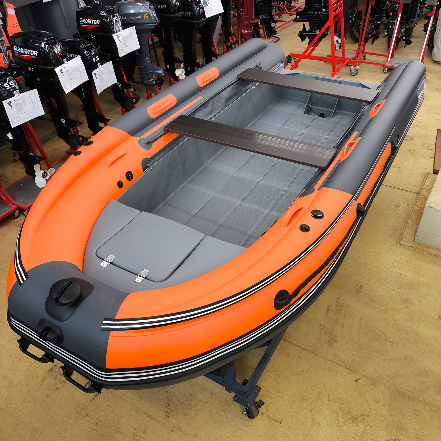 ���������� �������� ����� Angler Tornado 400 S Fi � ����������������� 350 �� ����� ����������� � ���������� �������� ������������ � ������� ������.