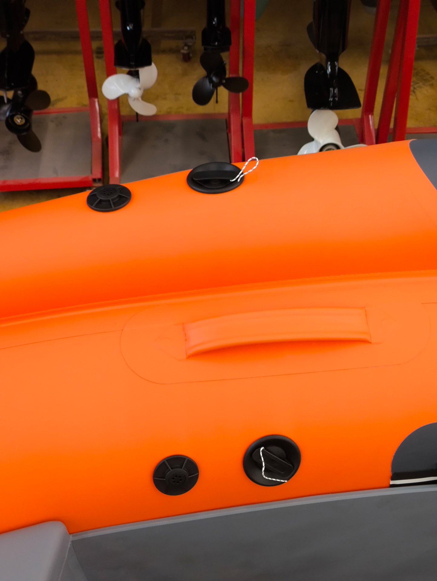 ����� ��� ���� � ������� �������� Angler Tornado 400S Fi � �������� ��������� � ������� �������� �������� �������� �� ����� � �� ������ ������� ����.