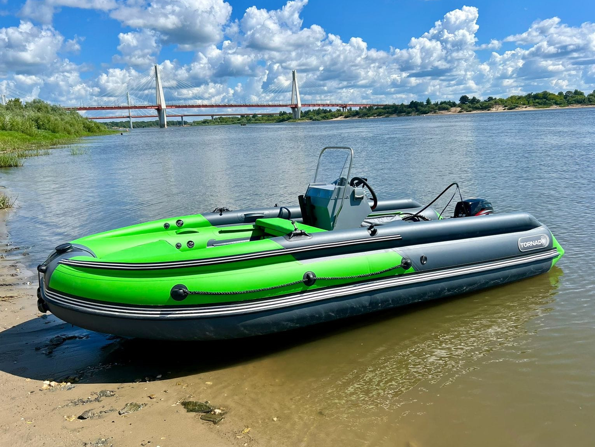 ������������� ����� RIB ����� ������� 400S Fi ������ 4 ����� � ������� 1.7 ����� ������� �� ������� ������� � ����������������� 350 �� ��� ������� ��������.
