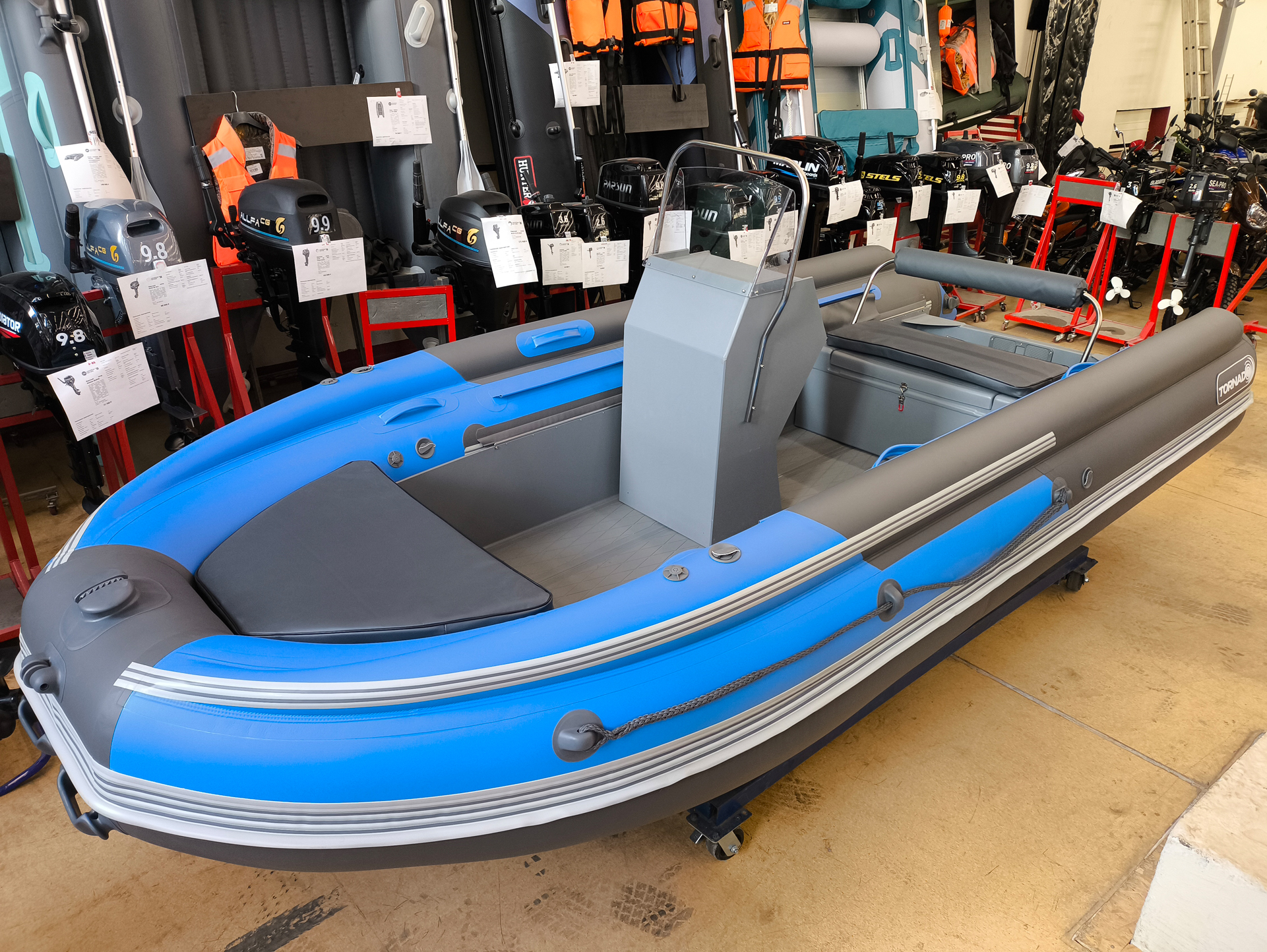 ����������� �������� ����� � RIB ���� � ��������������� ����������� Angler Tornado 430S Fi - ���, ���������� ����� ������ 430 �� ��� ����� �� 40 �.�. ������ ������ ����� RIB � ��� � �������� ��� � ��������� ��������.