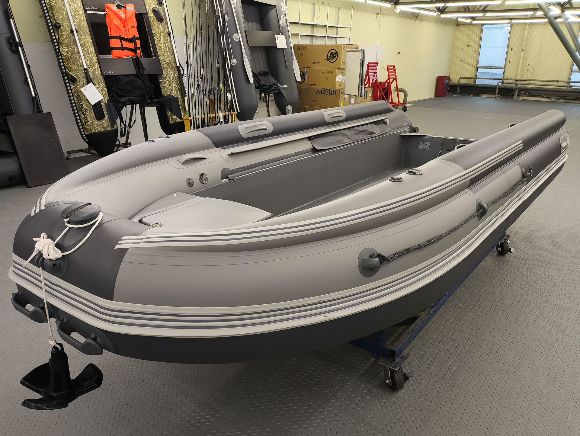 ����������� �������� ����� � RIB ���� � ��������������� ����������� Angler Tornado 430S Fi - ���, ���������� ����� ������ 430 �� ��� ����� �� 40 �.�. ������ ������ ����� RIB � ��� � �������� ��� � ��������� ��������.